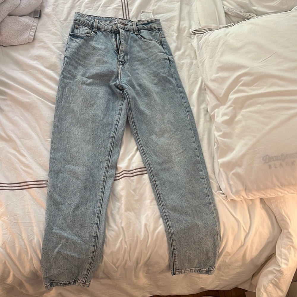 ZARA LIGHT WASH MOM JEANS BARELY WORN